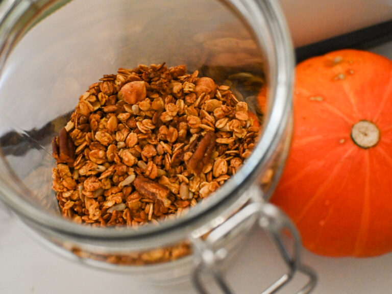 Recept: de allerlekkerste pumpkin spice granola met pecannoten